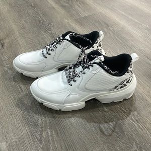 NWT Vionic White Animal Print Leopard Sneaker 9